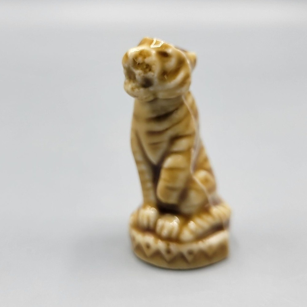Vtg Tiger Wade Figurine Brown Ceramic Collectible England 1.75" Round Base